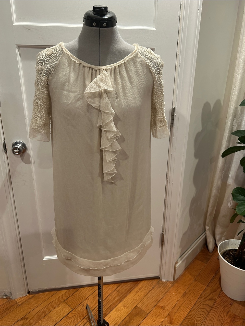 Sari Gueron Women's Cream Ruffle Front silk mini dress size 2 mint!